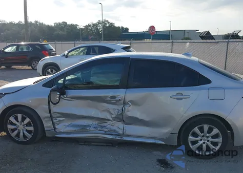 2021 Toyota Corolla Le z USA, uszkodzony, nr VIN 5YFEPMAE0MP185603